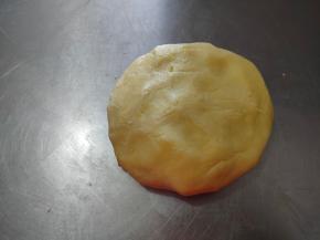 取出面团简单收拢光滑。