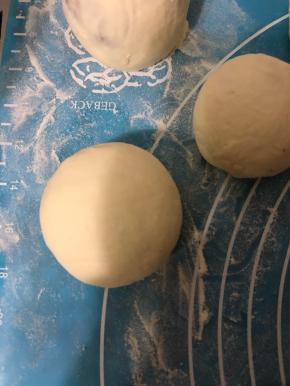 收口朝下，整成馒头坯子。全部做好备用。