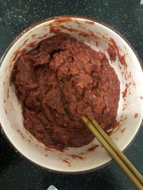 顺一个方向搅拌上劲，放冰箱冷藏。