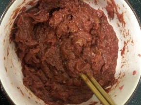 顺一个方向搅拌上劲，放冰箱冷藏。