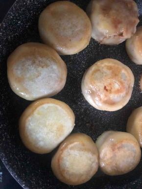 等收干水份后改中火，把两面煎煎黄一些，并且四周也煎一煎就可以了！