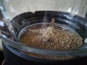 把藜麦和白芝麻倒入破壁机中