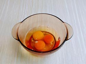 鸡蛋磕碗里，我用的土鸡蛋比较小。