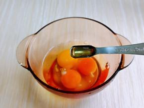 再加入1小勺料酒，去蛋腥。