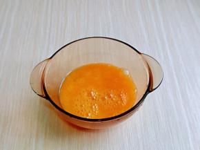 用筷子将鸡蛋打散。