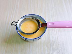 再将蛋液过细筛，这一步决定了蛋羹的嫩滑口感，所以不可以省略。