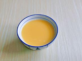 过细筛的蛋液特别细腻。