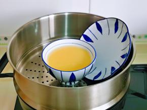 这一步也非常重要哈，蒸蛋羹的器具一定要有盖子，避免蒸汽流入器具中，影响口感及形象。