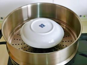 盖上盖子，大火烧开，蒸10分钟。