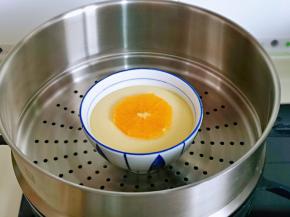 待蛋羹表面凝固后加入一勺橙子，盖上盖子再蒸5分钟。