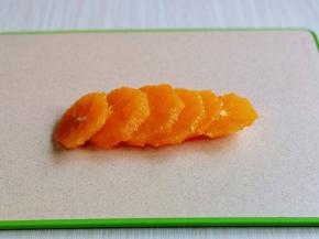 利用这时间将橙子去皮，再切片。