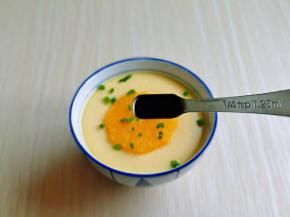 取出淋上一小勺生抽，滴几滴芝麻油，撒上切好的葱花。