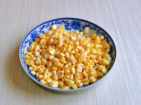 玉米棒去皮洗干净，再将玉米粒搓下来。