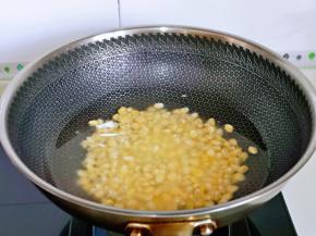 玉米粒焯水，冷水下锅，大火烧开，煮2分钟捞出，淋干水分晾凉。