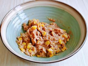 取出放入器具中，加入凉了的玉米粒，搅拌均匀即可。