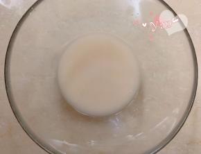 温水+酵母搅匀静置2分钟。