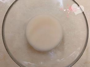 温水+酵母搅匀静置2分钟。