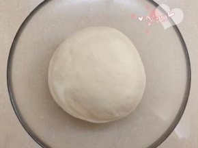 盖上保鲜膜发酵60分钟。