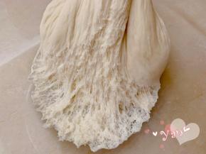 发酵好的面团拉起成蜂窝状。