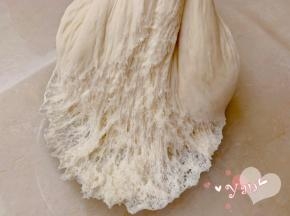 发酵好的面团拉起成蜂窝状。