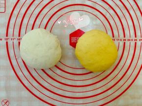 面团分成2份，其中一份加入适量的南瓜粉，揉匀。