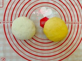 面团分成2份，其中一份加入适量的南瓜粉，揉匀。