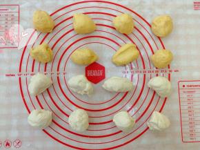 将两色面团分成20g一个的小剂子。