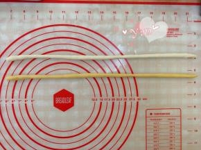 揉成一样长度的条状。