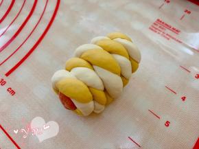 鸡肉肠对半切开，用麻花长面条缠绕在香肠上。