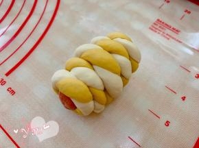 鸡肉肠对半切开，用麻花长面条缠绕在香肠上。