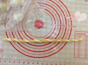 面条表面抹一点水卷成麻花形状。