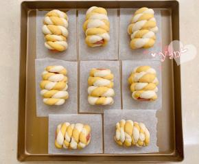 全部做好盖保鲜膜放温暖处发酵至变大。蒸锅放冷水，放入香肠包，大火烧开，转中火蒸10分钟，关火焖5分钟即可出锅。