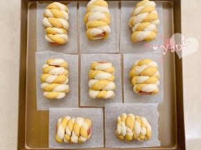 全部做好盖保鲜膜放温暖处发酵至变大。蒸锅放冷水，放入香肠包，大火烧开，转中火蒸10分钟，关火焖5分钟即可出锅。