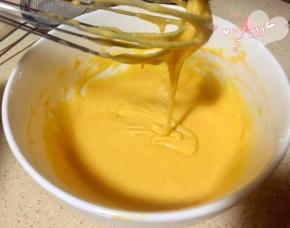 再倒入牛奶，用蛋抽划一字翻拌均匀。