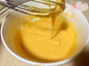 再倒入牛奶，用蛋抽划一字翻拌均匀。