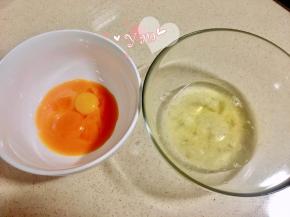 8寸戚风做法：分离蛋黄蛋清。