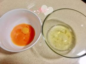 8寸戚风做法：分离蛋黄蛋清。