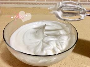 打蛋白。糖分三次加入蛋白里，打发至立出尖角。