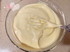 再取1/3蛋白到蛋黄糊翻拌均匀后倒回蛋白盆，和剩余的蛋白翻拌均匀。翻拌成细腻有光泽的面糊。