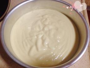 倒入8寸模具里，震出气泡。