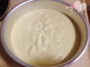 倒入8寸模具里，震出气泡。