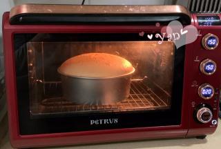 放入预热好的烤箱，150度上下火，下层，烤65分钟。