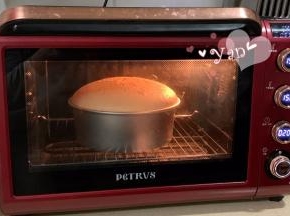 放入预热好的烤箱，150度上下火，下层，烤65分钟。