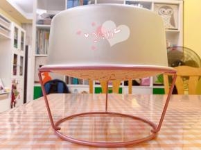 出炉轻摔两下，震出热气，倒扣晾凉。