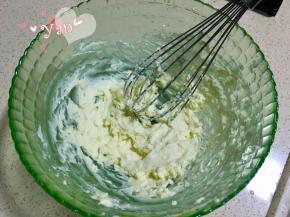 豆乳酱做法：奶油奶酪提前放室温软化，用打蛋器打至顺滑。