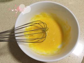 蛋黃+糖+玉米淀粉拌匀。