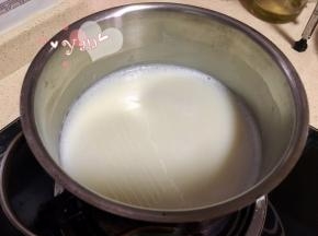 豆浆加热至沸腾。