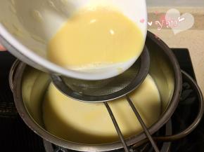 混合完将过筛的豆浆倒入锅里开小火。