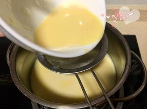 混合完将过筛的豆浆倒入锅里开小火。