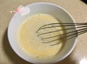 分次倒入蛋黃糊里，边倒边搅拌，直到加完豆浆，混合均匀。
